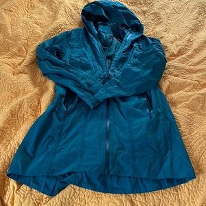 Lululemon rain jacket size 6